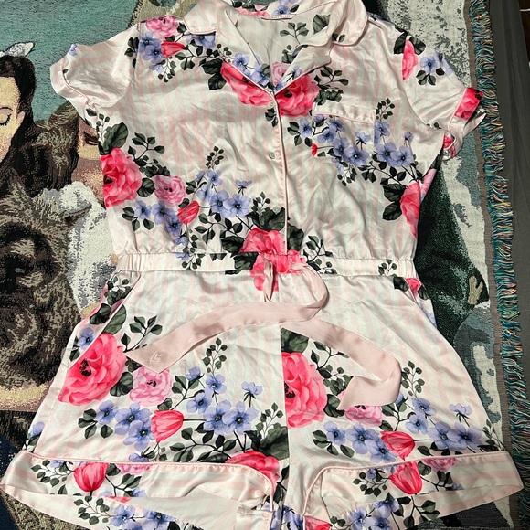Floral Button-Up Romper Victorias Secret - Picture 2 of 5